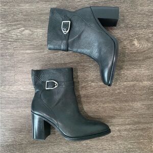 Johnston & Murphy block heel leather booties. Size 9.
Made in Brazil